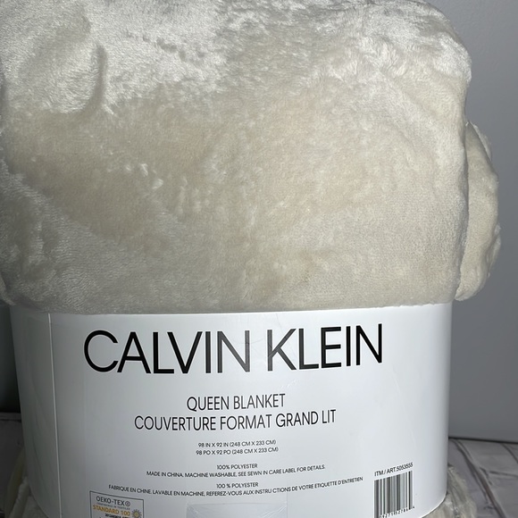 Calvin Klein Queen Sized Soft Fleece Blanket - Picture 5 of 5